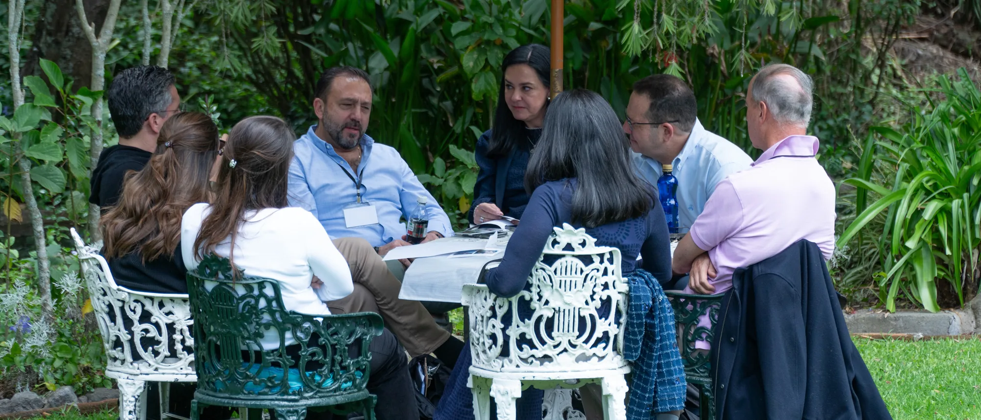 Las parejas trabajan en mesas de jardín, al aire libre
