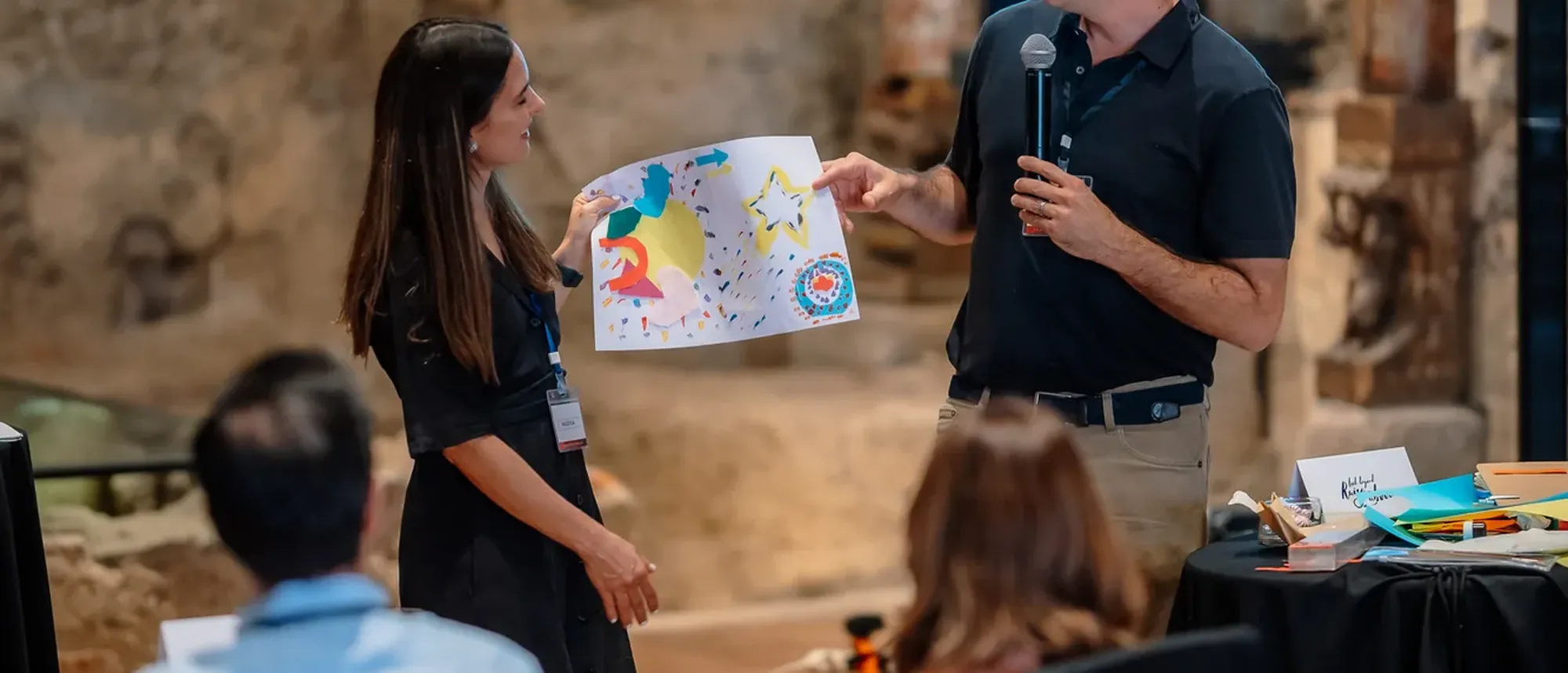 Una pareja presenta su trabajo al grupo