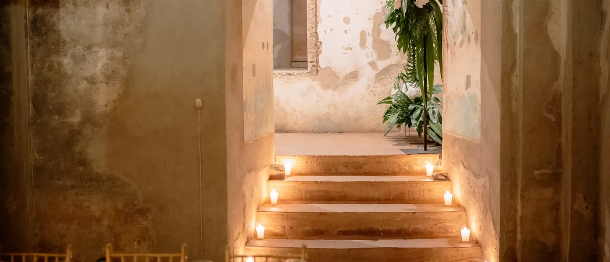 El pasillo iluminado con velas durante la cena
