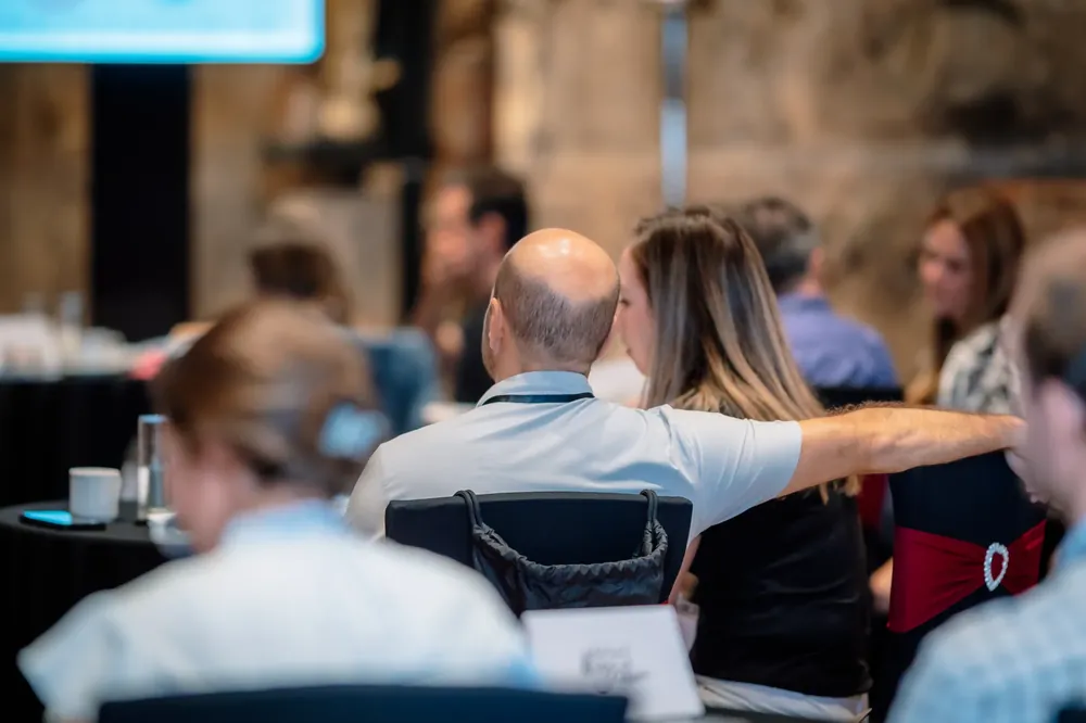Una integrante del equipo escucha a una pareja