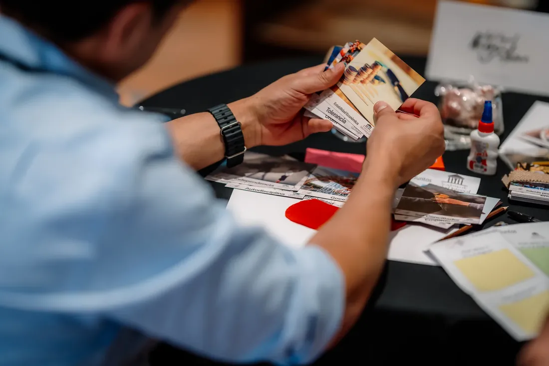 Fotografías y materiales sobre la mesa de trabajo