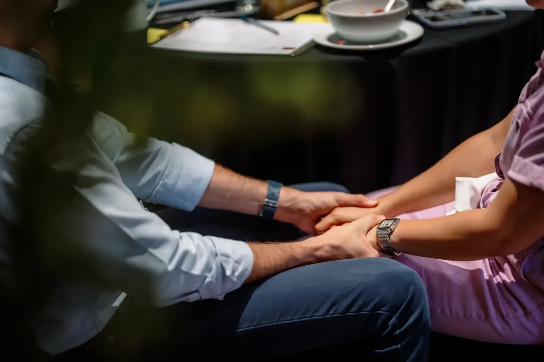 Las manos de una pareja durante la experiencia