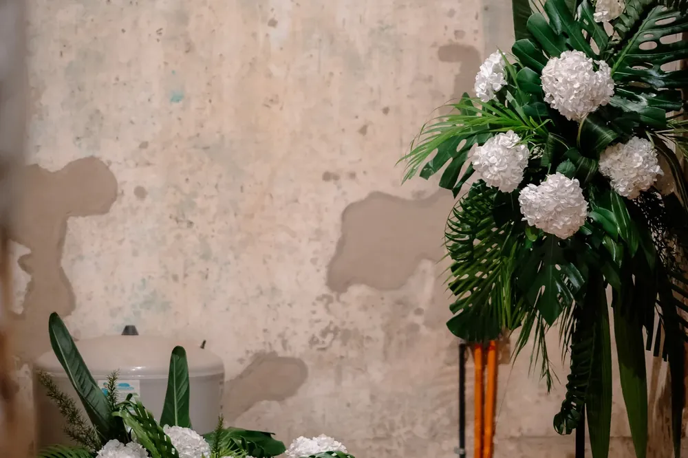 Detalle floral sobre la piedra del venue