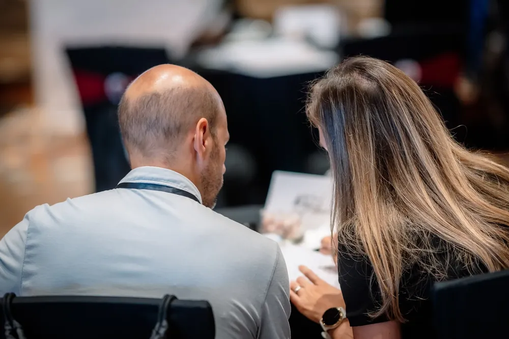 Una pareja trabajando durante un taller