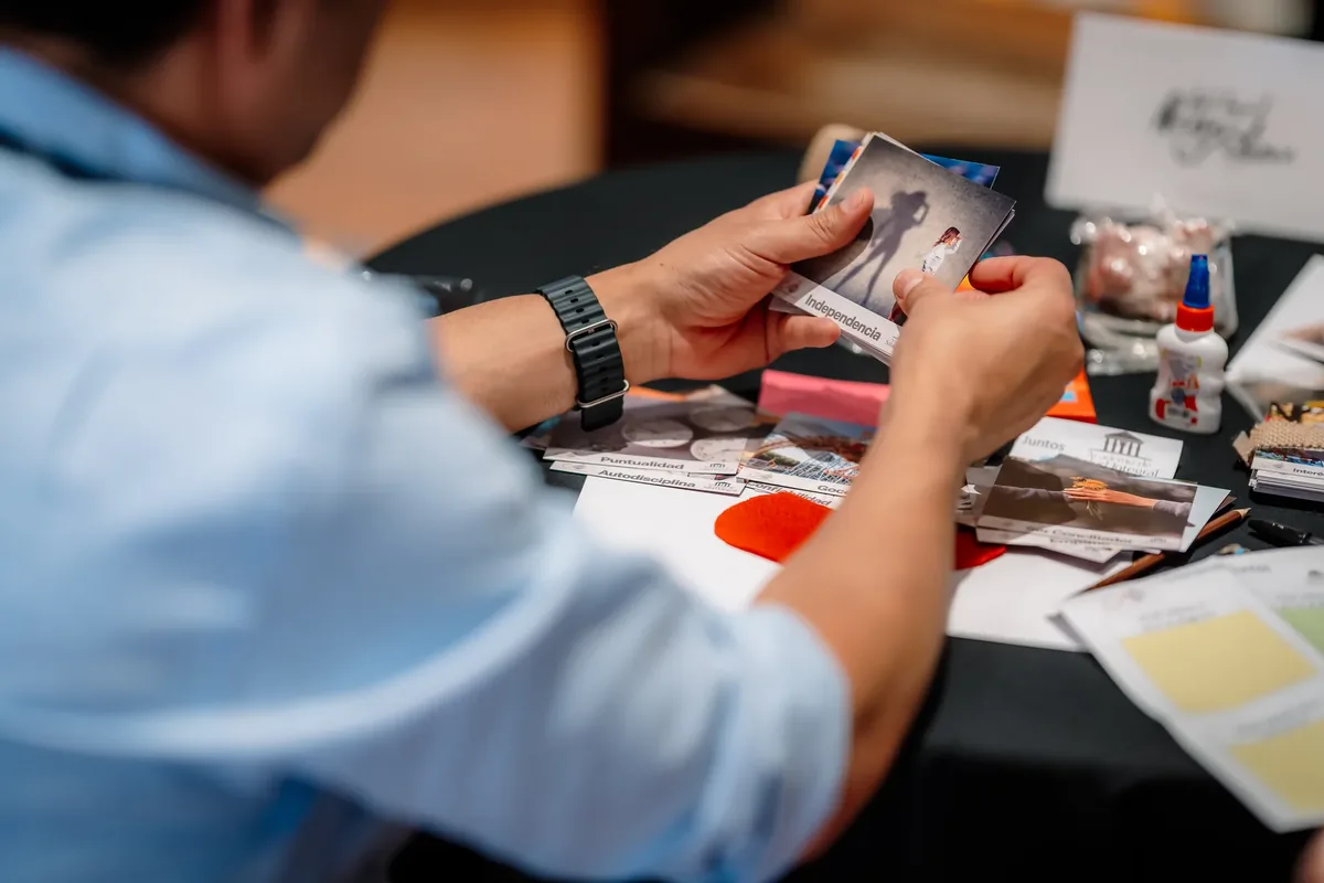 Unas manos sostienen una fotografía familiar durante el taller
