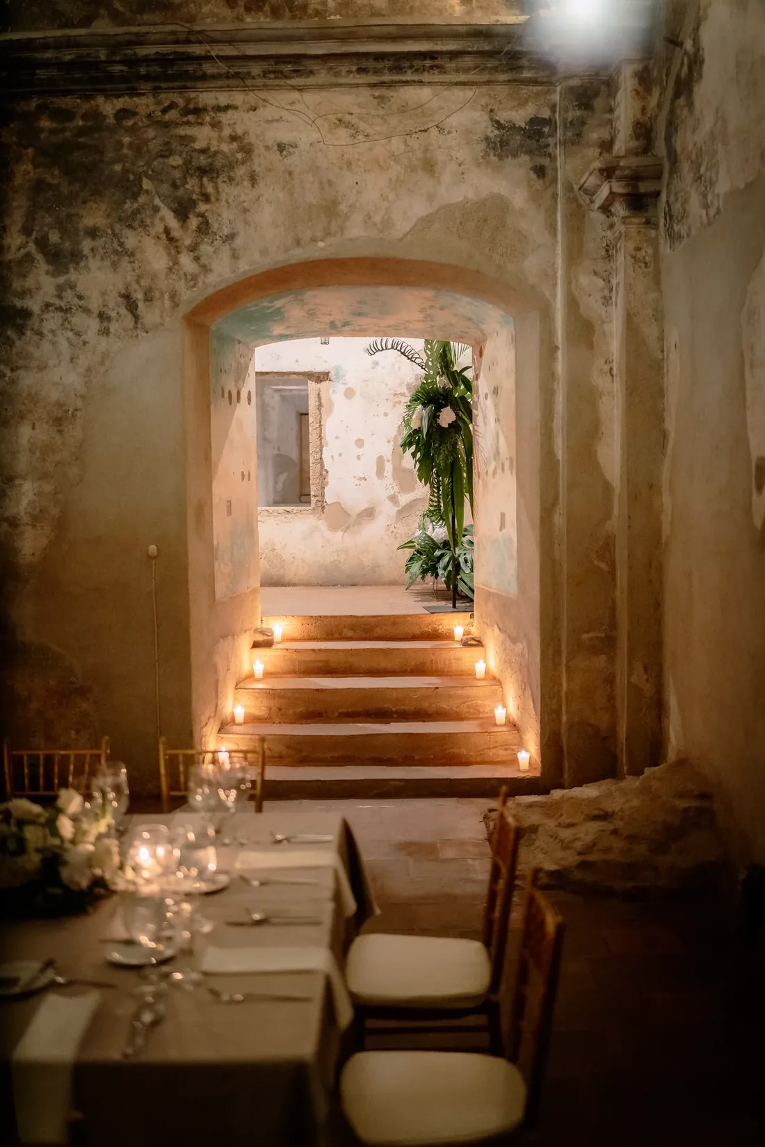 El salón entre las ruinas, con la mesa puesta y las velas encendidas