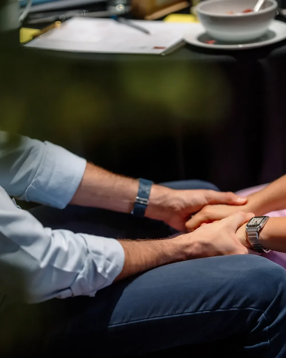 Las manos de una pareja sobre la mesa de trabajo