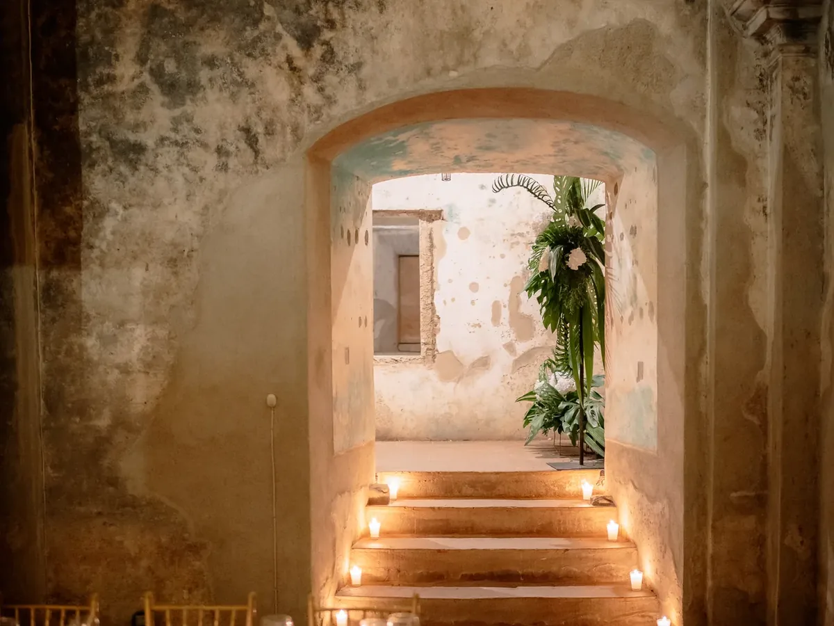 El salón entre las ruinas de Antigua, con las velas encendidas