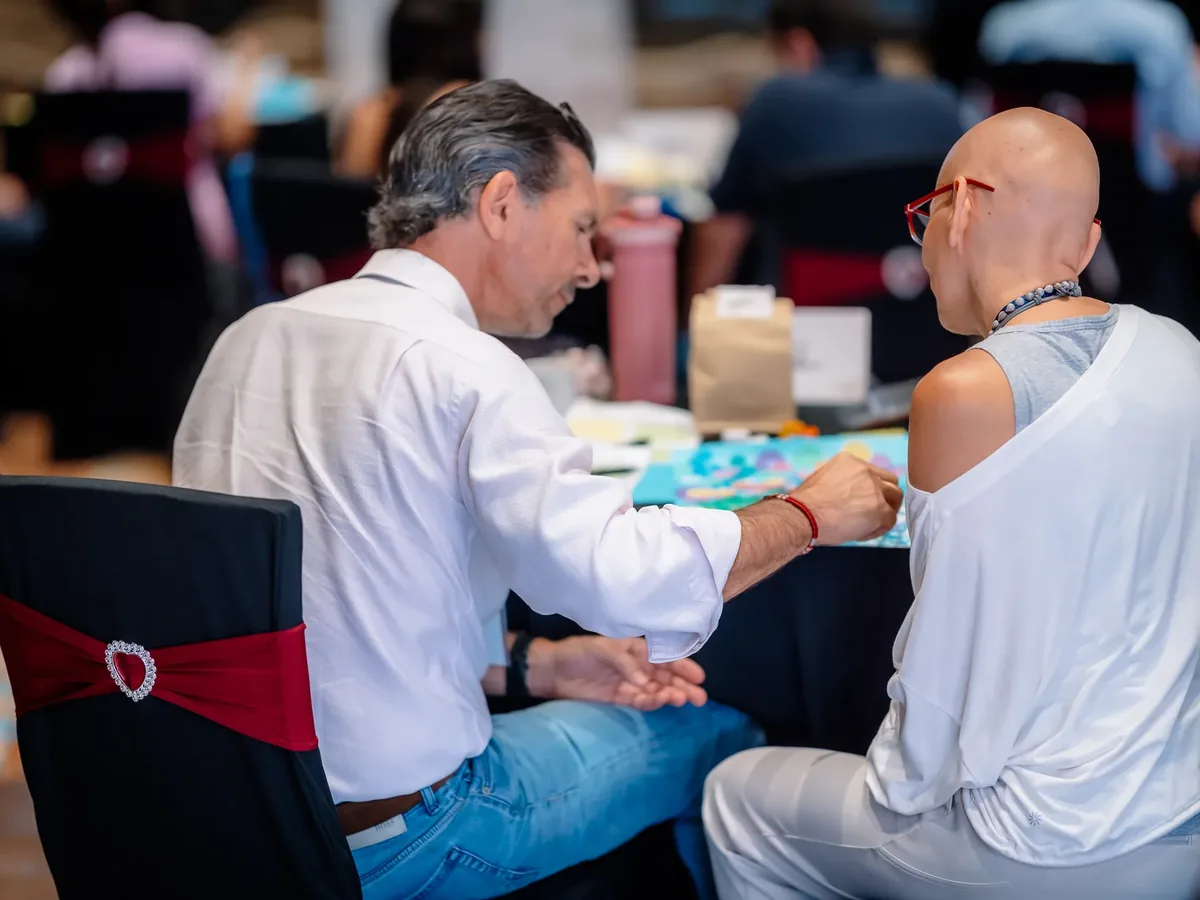 Dos participantes conversan en la mesa durante el taller