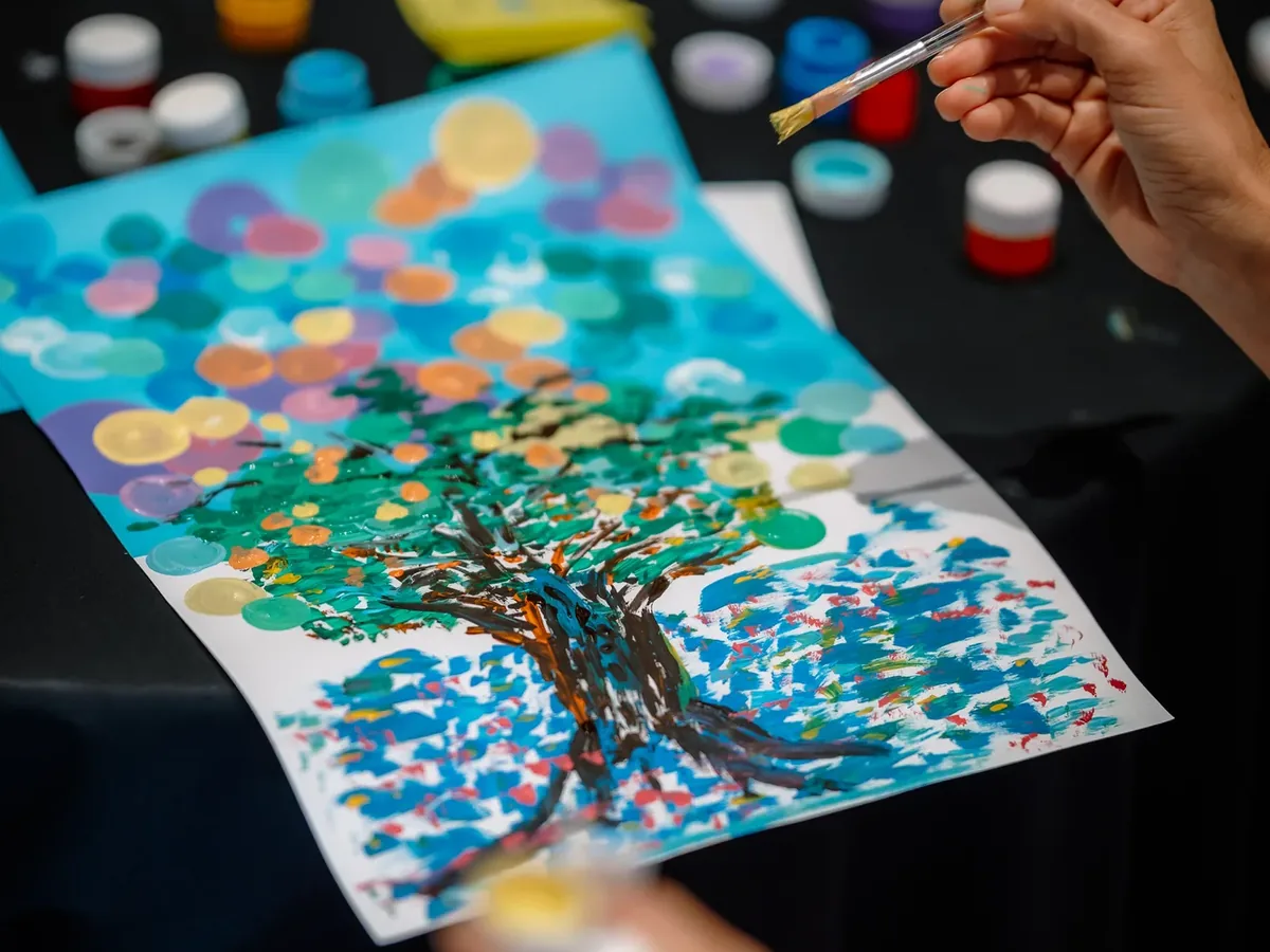 El árbol familiar pintado a mano sobre la mesa